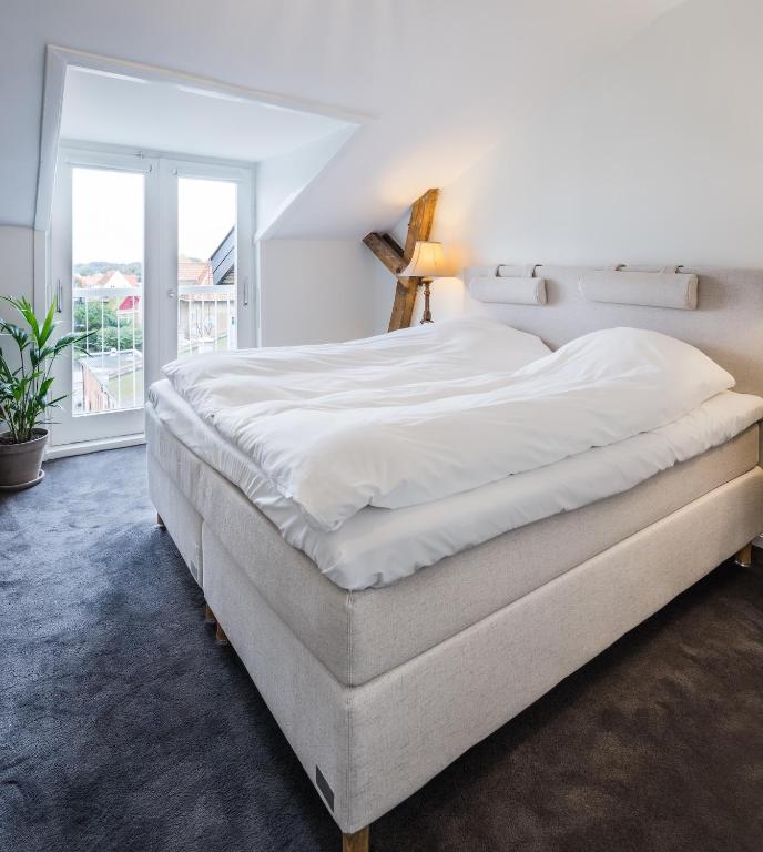 Postel nebo postele na pokoji v ubytování Hotel Gilleleje Strand