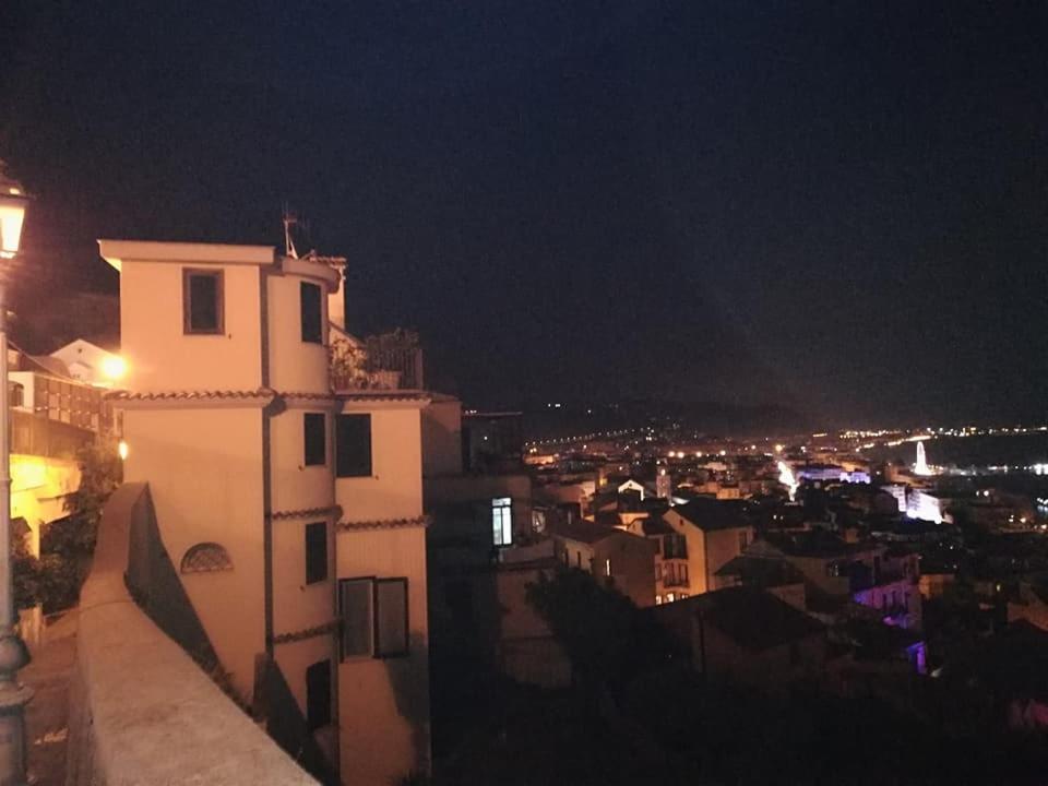 Nespecifikovaný výhled na destinaci Salerno nebo výhled na město při pohledu z prázdninového domu