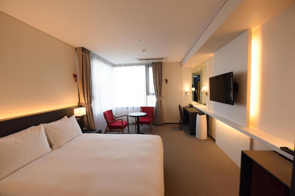 TV a/nebo společenská místnost v ubytování Geoje Artnouveau Suite Hotel