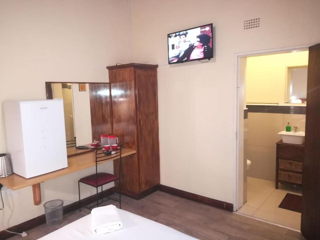 TV a/nebo společenská místnost v ubytování White House Lodge On Main