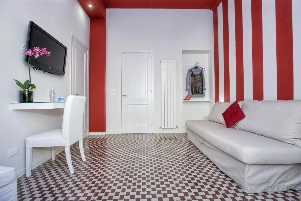 sala de estar con sofá y rayas rojas y blancas en B&B Kalavrìa, en Reggio Calabria