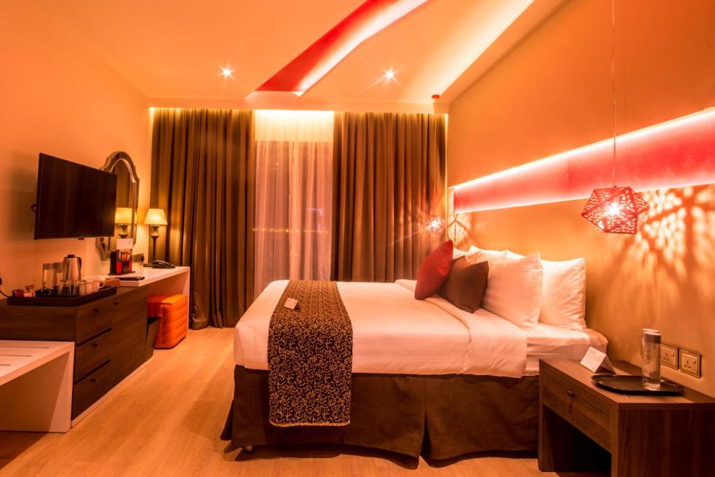 Postel nebo postele na pokoji v ubytování Carnelian Muscat - Airport Hotel