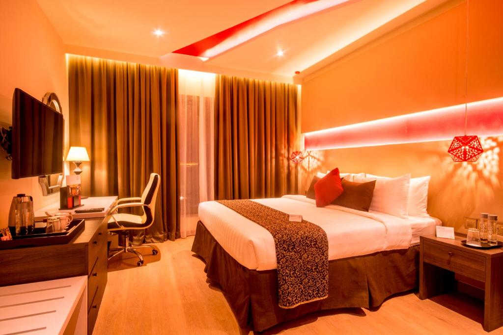 Postel nebo postele na pokoji v ubytování Carnelian Muscat - Airport Hotel