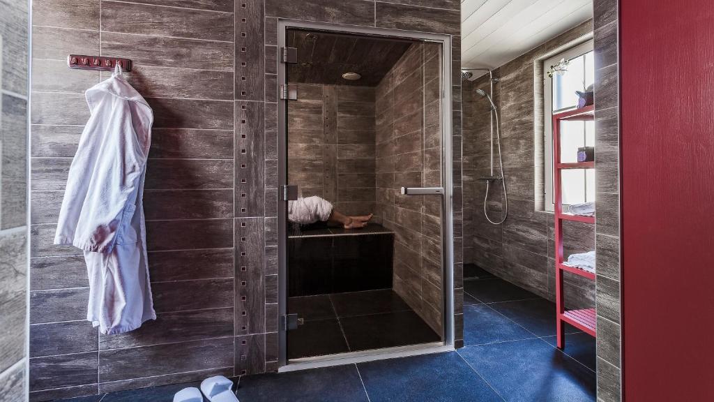 Koupelna v ubytování Hotel Les Bois Flottais