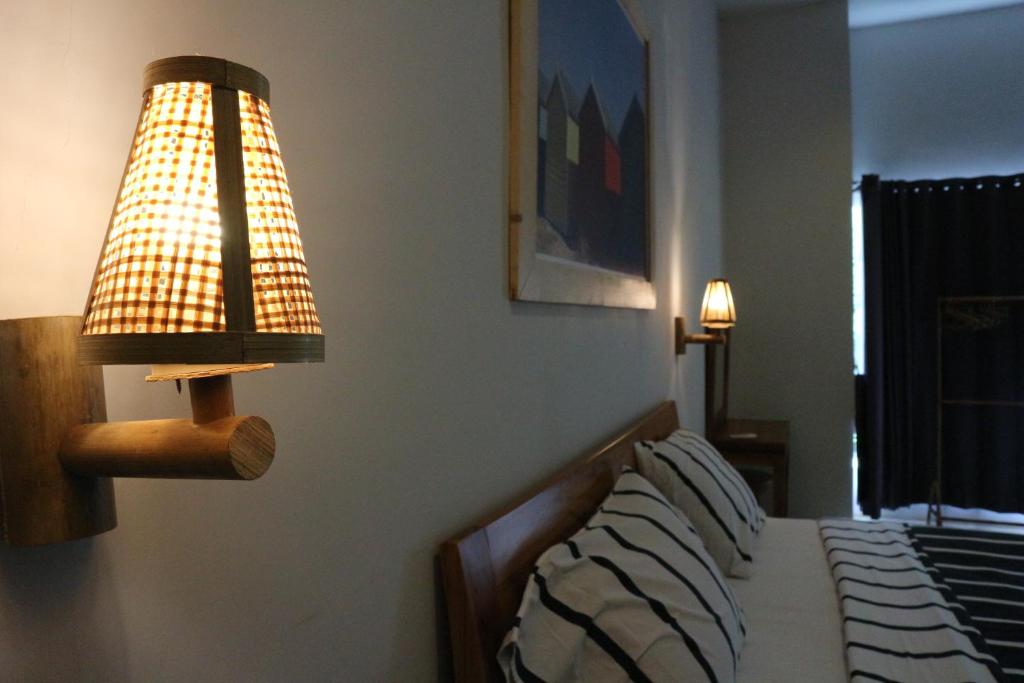 Postel nebo postele na pokoji v ubytování Lazy Inn Kuta Lombok