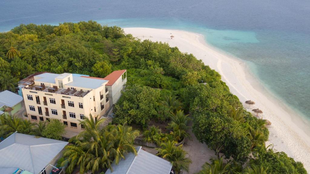 eine Luftansicht eines Resorts am Strand in der Unterkunft Paguro Beach Inn in Ukulhas