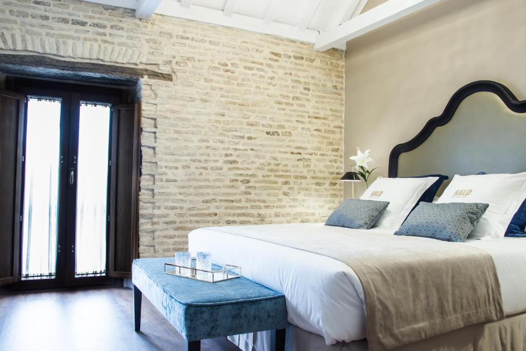 Postel nebo postele na pokoji v ubytování Halo Boutique Hotel