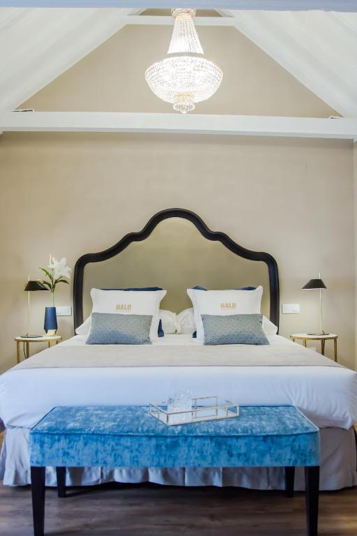 Postel nebo postele na pokoji v ubytování Halo Boutique Hotel