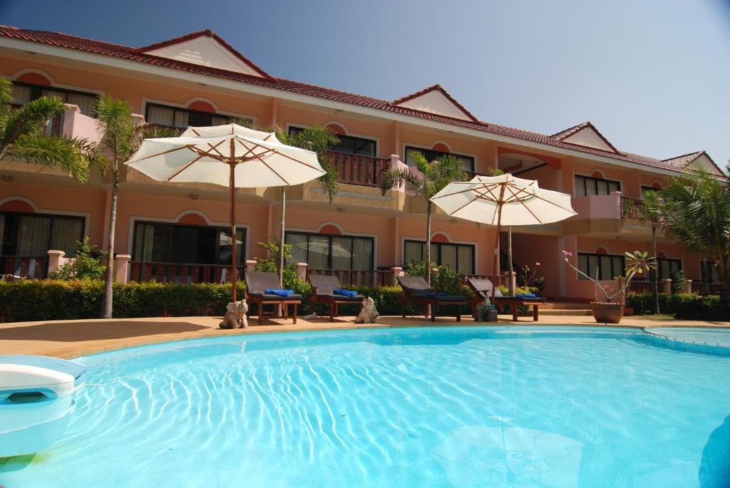 Piscine de l'établissement Lanta Seafront Resort ou située à proximité