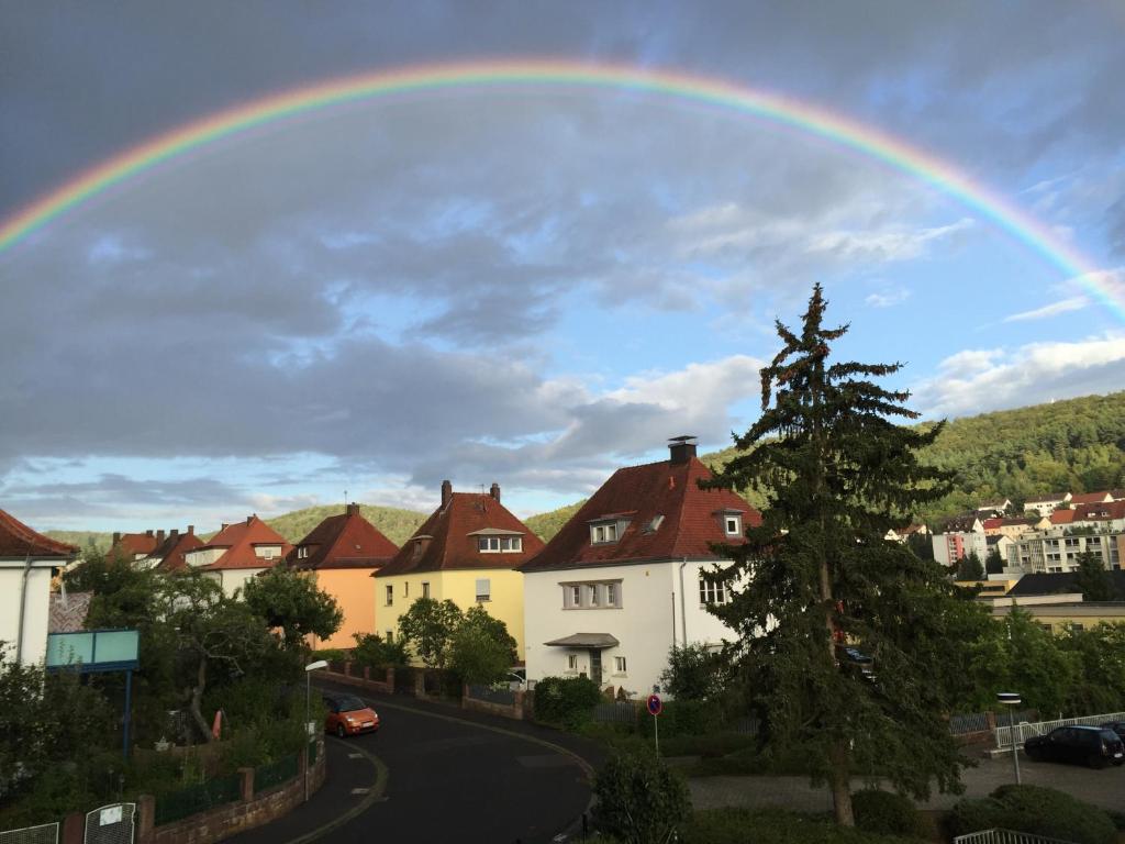 Ein Regenbogen am Himmel über einer Stadt in der Unterkunft Ferienwohnung & Wellness in Bad Kissingen