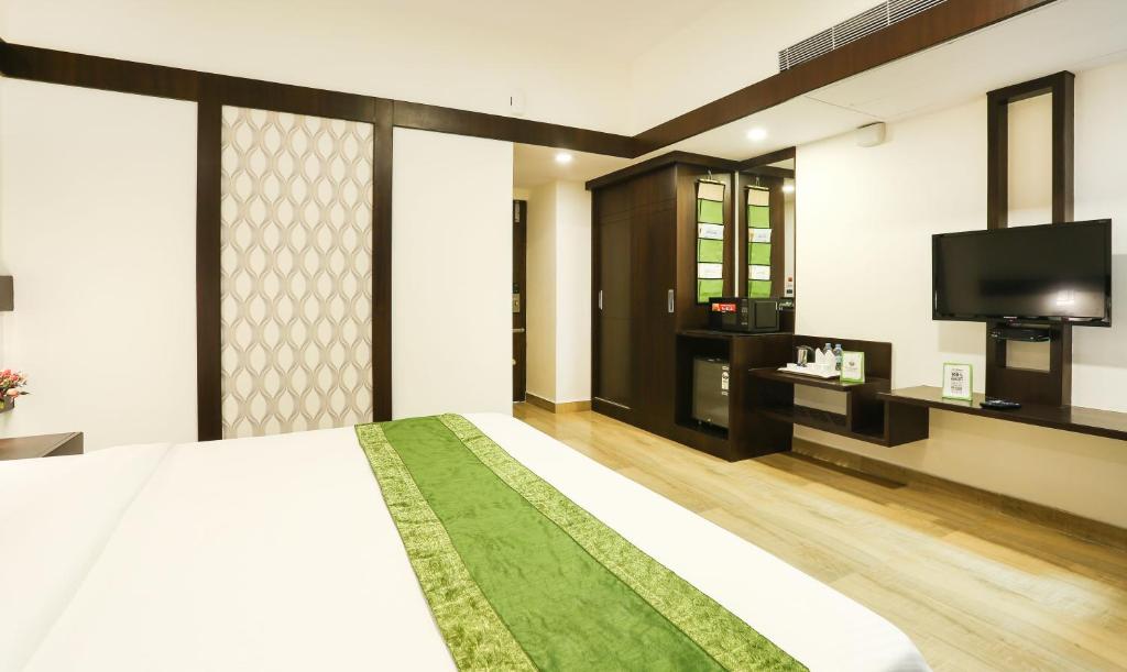 TV a/nebo společenská místnost v ubytování Treebo Premium Akshaya Mahal Inn