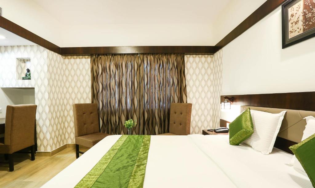 Postel nebo postele na pokoji v ubytování Treebo Premium Akshaya Mahal Inn