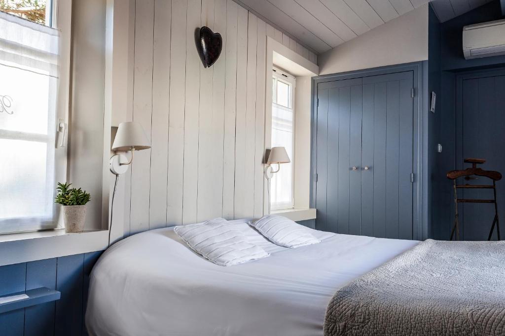 Postel nebo postele na pokoji v ubytování Hotel Les Bois Flottais