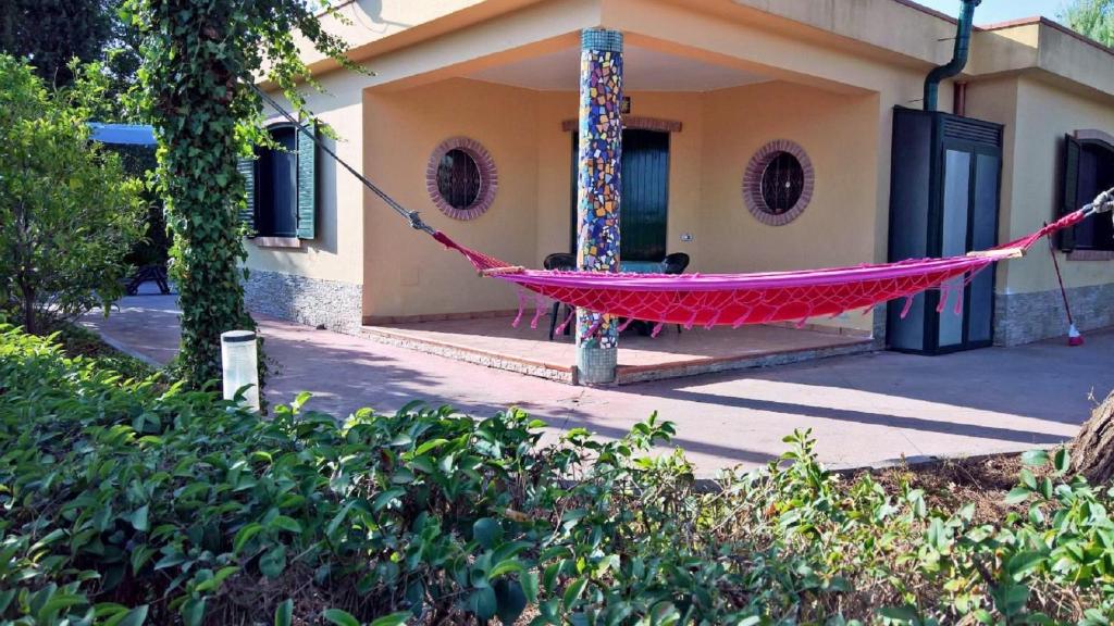 een rode hangmat voor een huis bij Casa Vacanze La Caprignola in Buccino