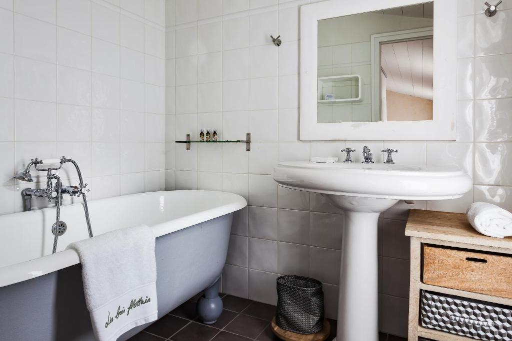 Koupelna v ubytování Hotel Les Bois Flottais