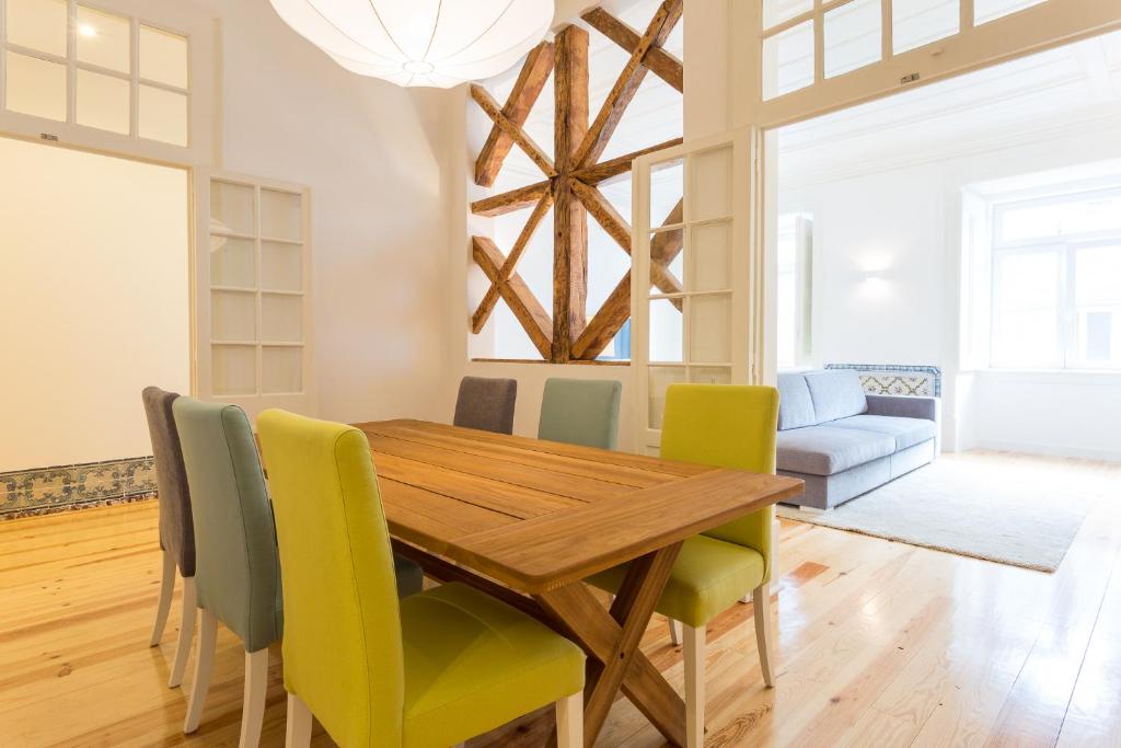 una sala da pranzo con tavolo e sedie in legno di Chiado Apartment - Holiday Rental in Lisbon a Lisbona