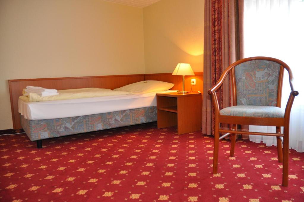 Postel nebo postele na pokoji v ubytování Hotel Kronprinz Garni