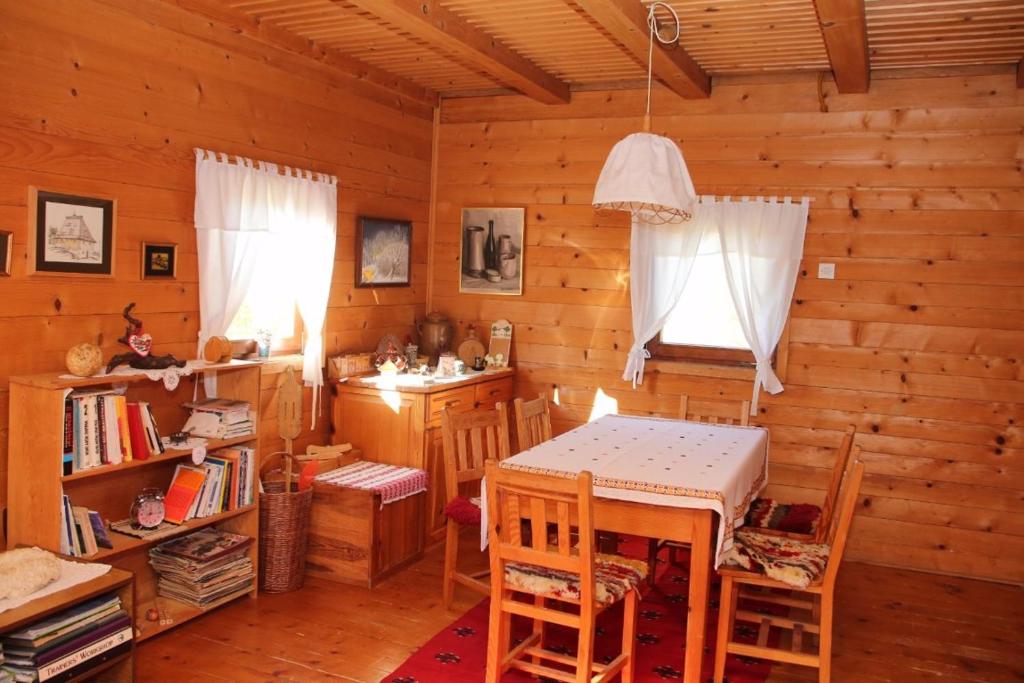 Biblioteka u brvnari