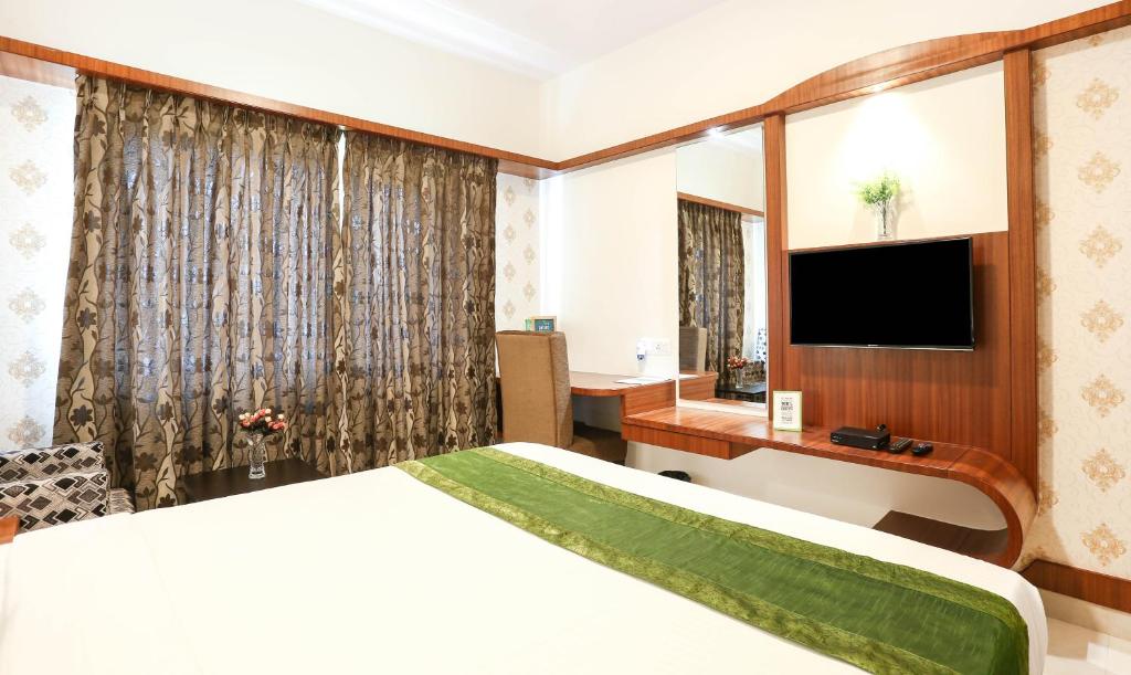 TV a/nebo společenská místnost v ubytování Treebo Premium Akshaya Mahal Inn