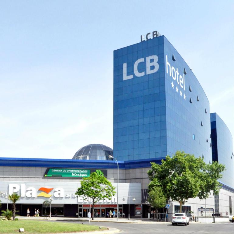 un grande edificio in vetro con un cartello sopra di LCB Hotel Fuenlabrada a Fuenlabrada