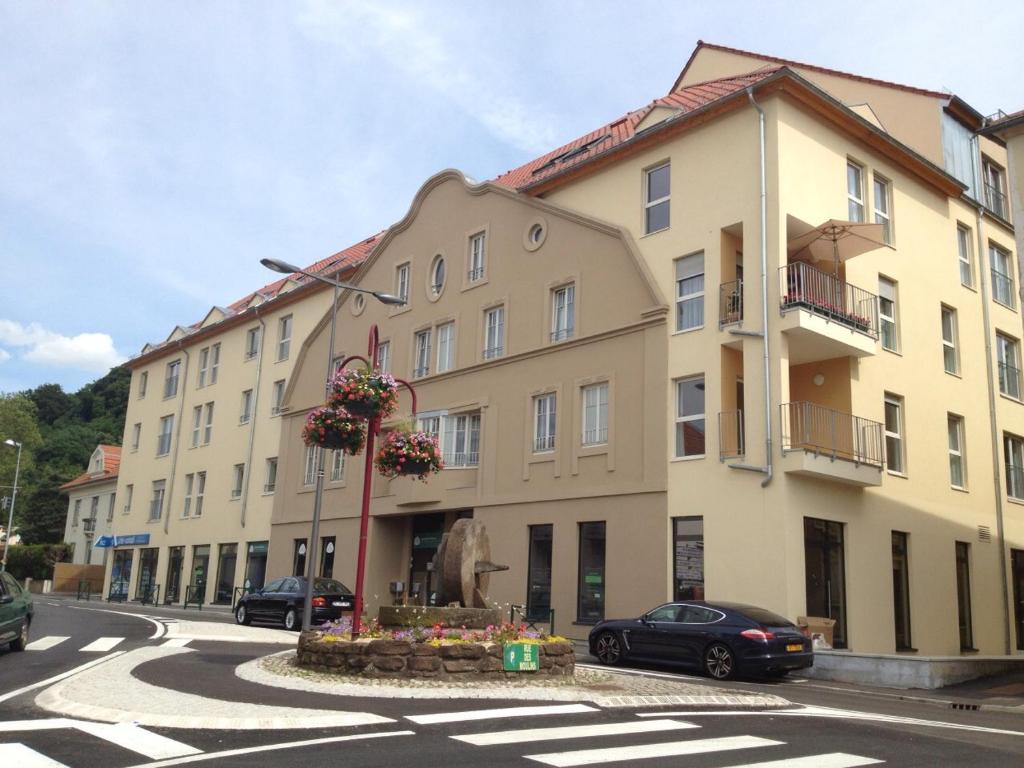 un gran edificio al lado de una calle en KOSY Appart'Hôtel 7ème Art, en Saint-Avold