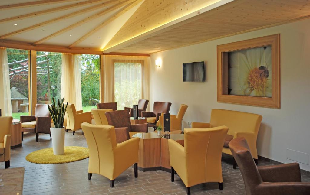 jadalnia ze stołem i krzesłami w obiekcie APIPURA hotel rinner w mieście Soprabolzano