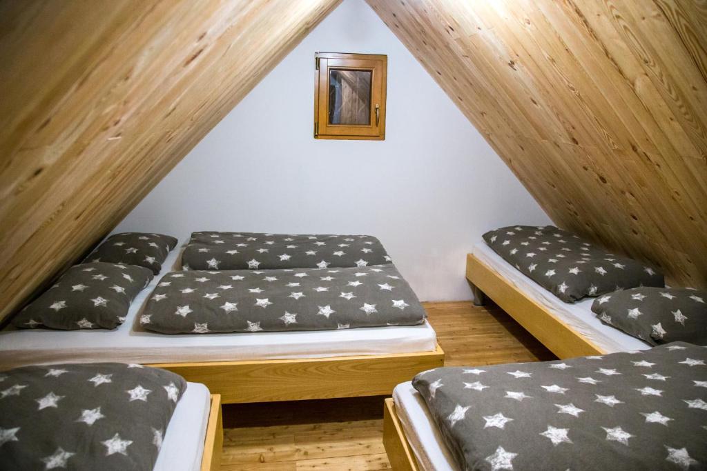 Postel nebo postele na pokoji v ubytování Koča Bistra - Velika planina
