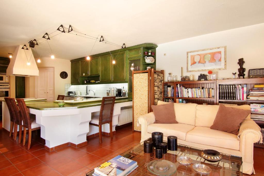 A kitchen or kitchenette at Oasis Pool House by GHH