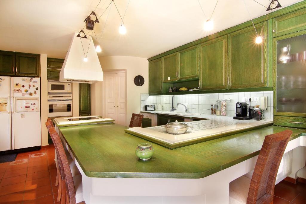 A kitchen or kitchenette at Oasis Pool House by GHH