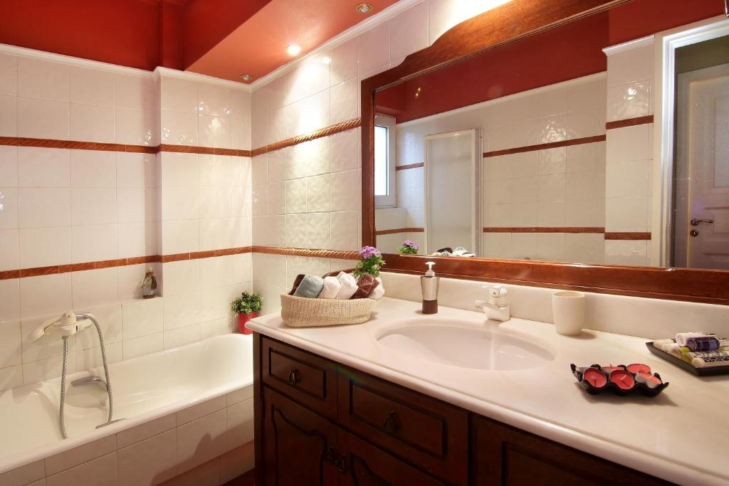 A bathroom at Oasis Pool House by GHH
