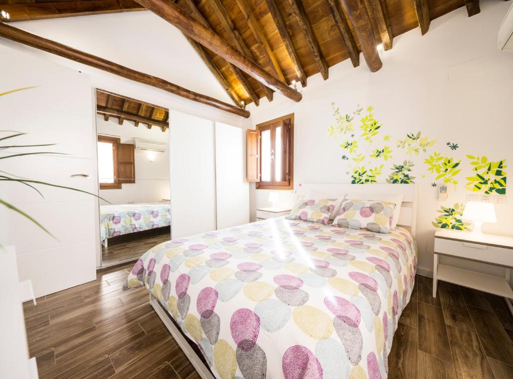 een slaapkamer met een groot bed in een kamer bij Livings en Elvira Centro in Granada