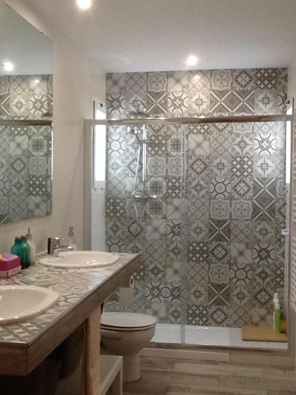 Kúpeľňa v ubytovaní VILLA EN EL ROMPIDO "Entrepinos"