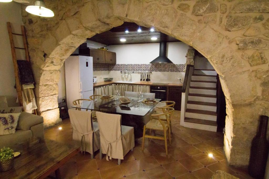 a kitchen with a table and chairs in a room at Rails del Temple in Castellote