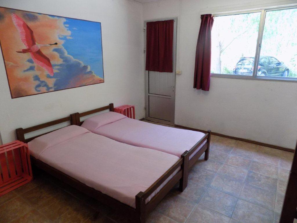 1 dormitorio con 2 camas y ventana en La Posta de la Laguna, en La Paloma
