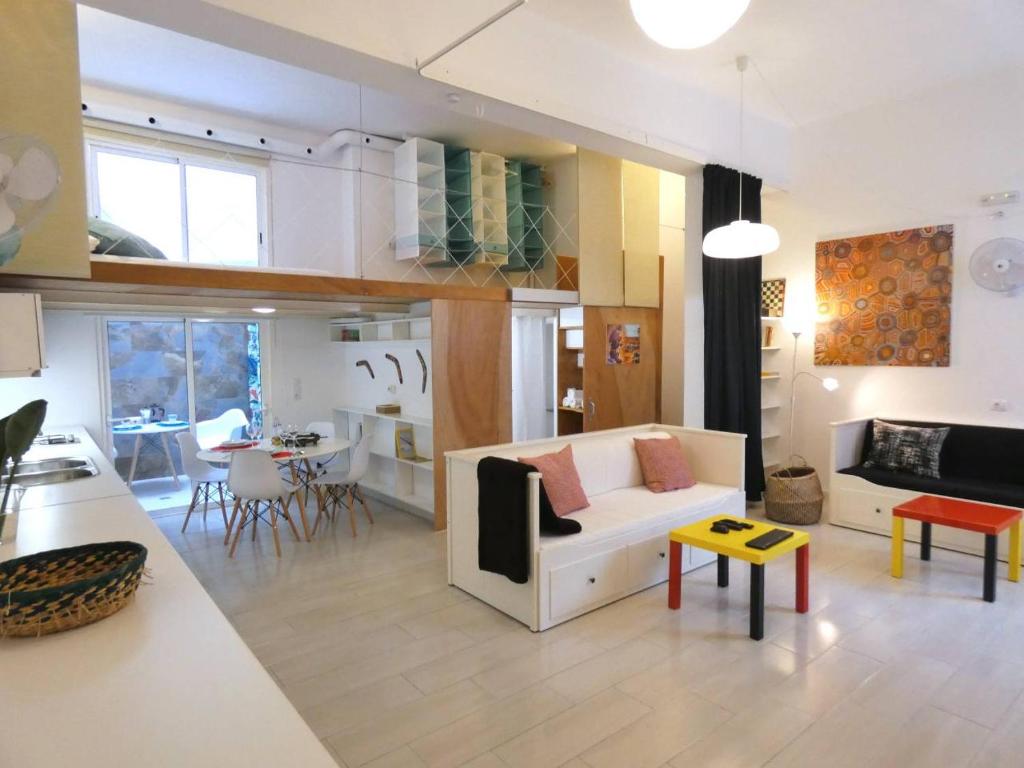 ラスパルマス・デ・グランカナリアにあるLoft Australiaのリビングルーム(白いソファ、テーブル付)