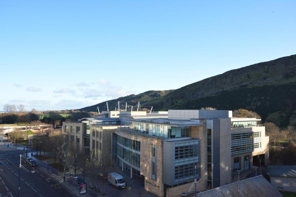Holyrood Park - Carparking included!