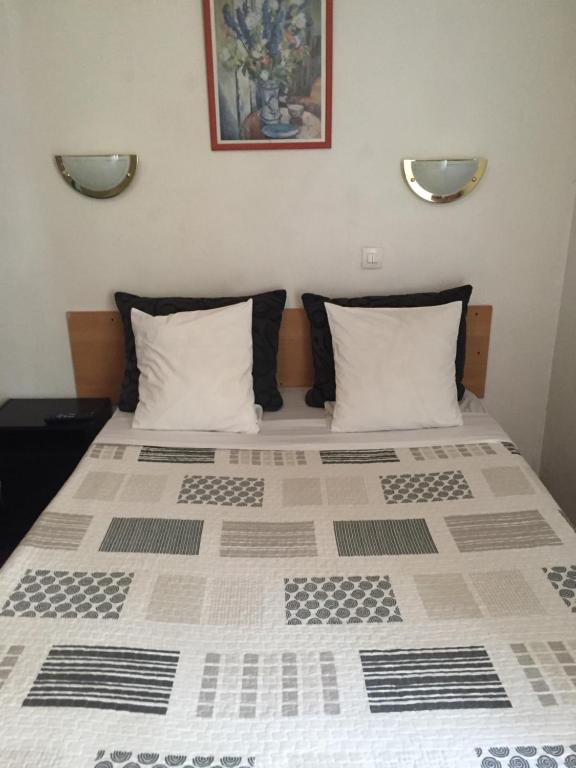 Postel nebo postele na pokoji v ubytování Hotel Chevallier