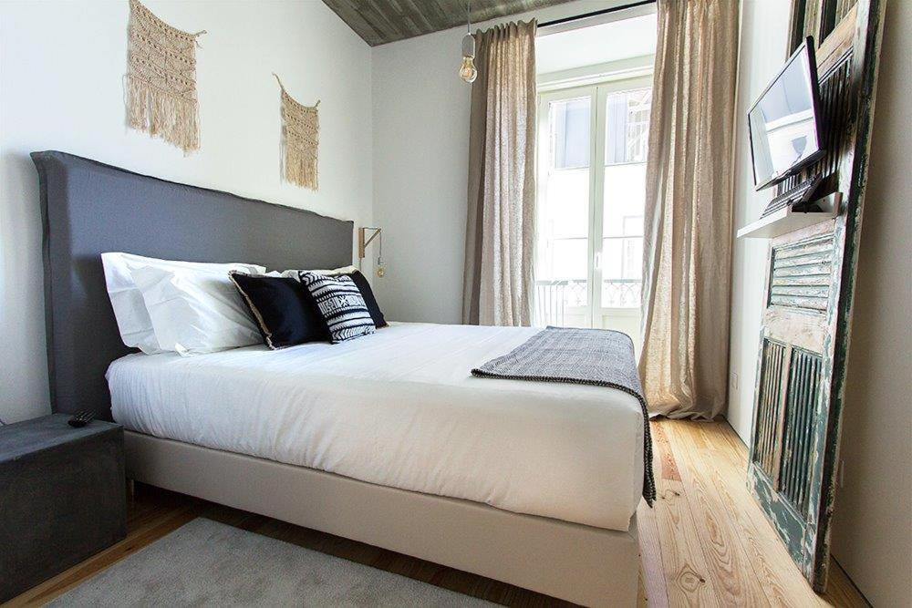 Un pat sau paturi într-o cameră la Luxury T.M. Flat With a View
