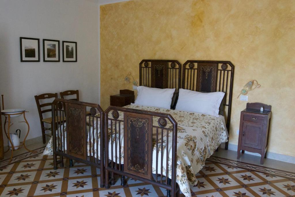 een slaapkamer met een bed met een smeedijzeren bedframe bij Art & Breakfast in Ripabottoni
