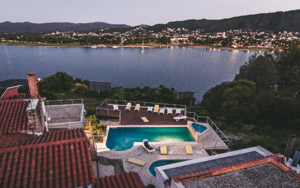 una vista de un cuerpo de agua con una piscina en lacasonavistalago en Villa Carlos Paz