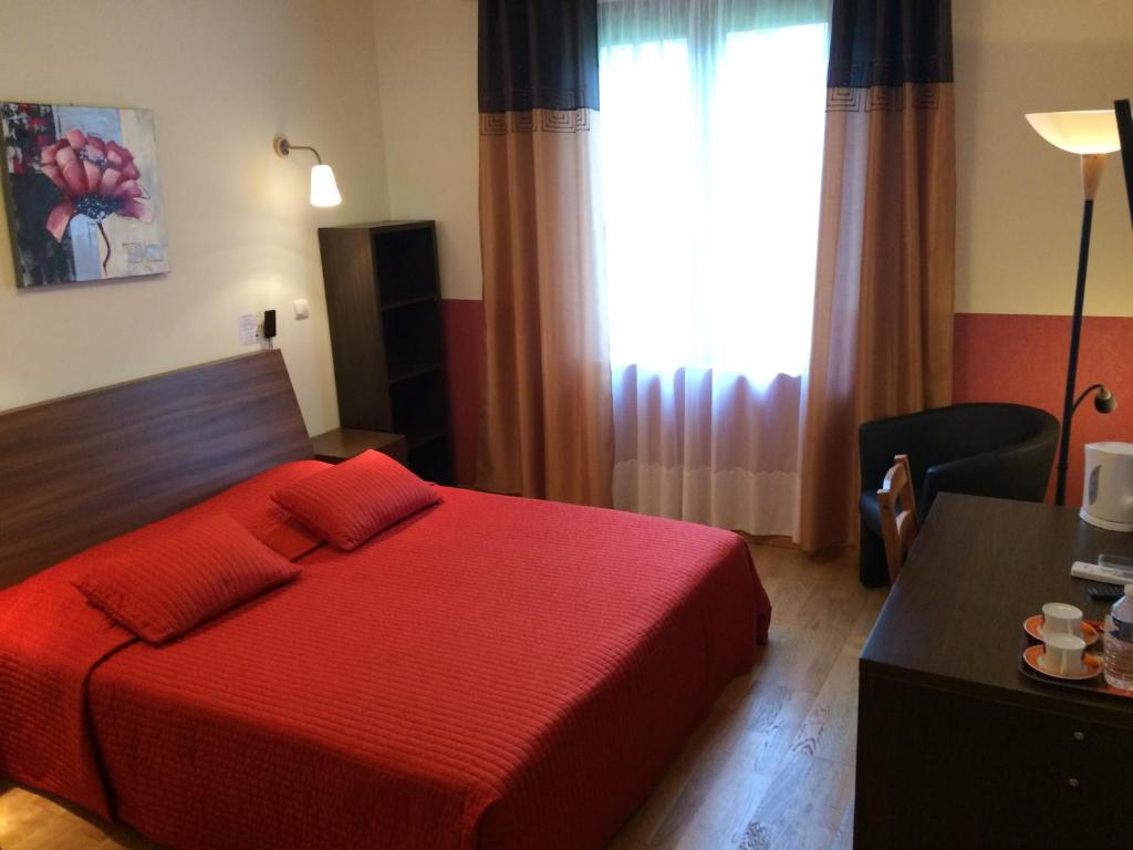 Postel nebo postele na pokoji v ubytování LOGIS Hôtel Le Chantoiseau
