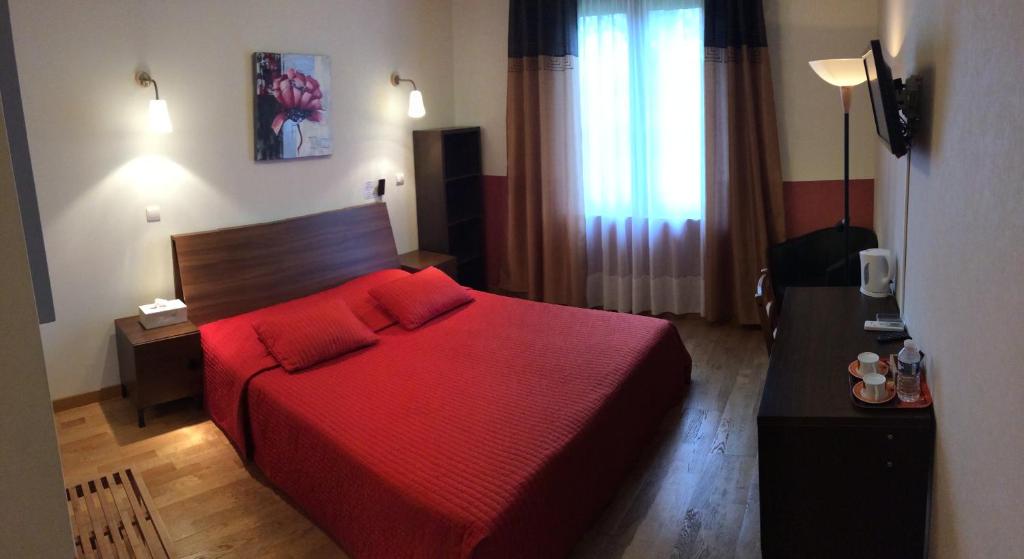 Postel nebo postele na pokoji v ubytování LOGIS Hôtel Le Chantoiseau