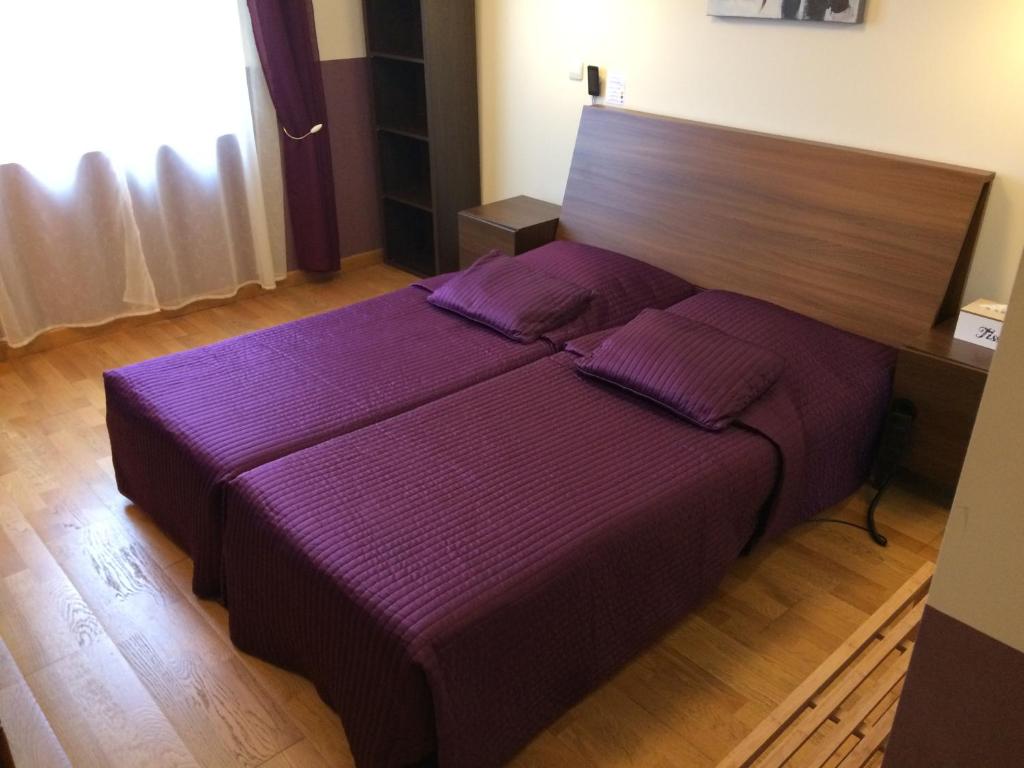 Postel nebo postele na pokoji v ubytování LOGIS Hôtel Le Chantoiseau
