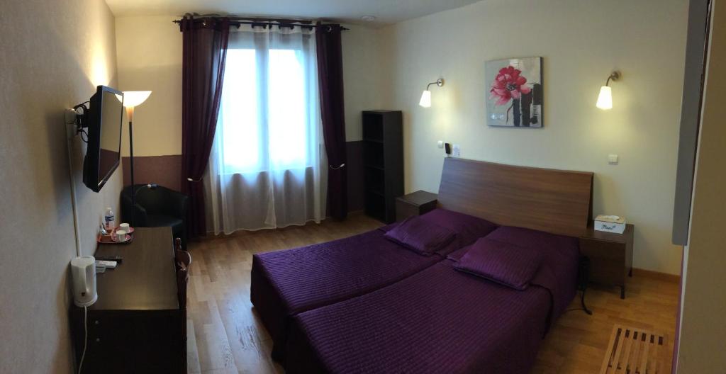 Posezení v ubytování LOGIS Hôtel Le Chantoiseau