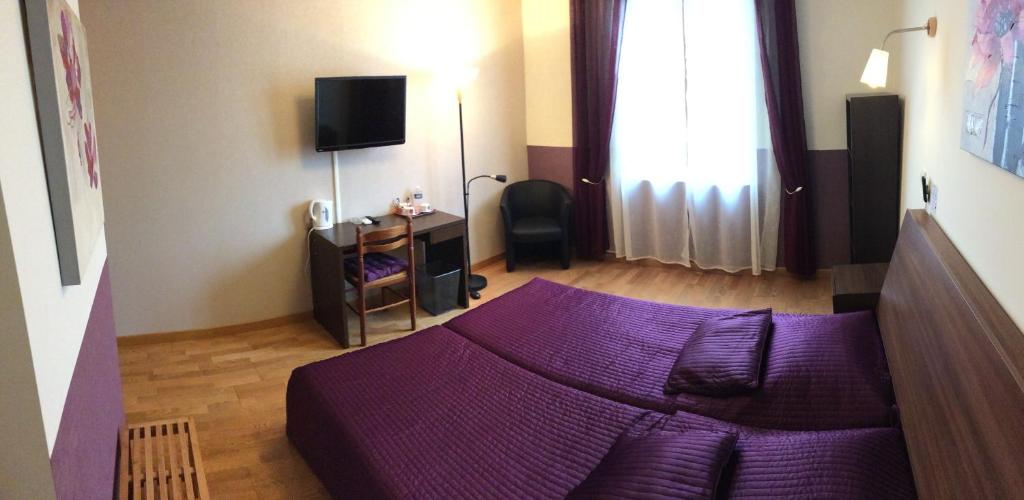 TV a/nebo společenská místnost v ubytování LOGIS Hôtel Le Chantoiseau