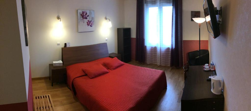 Postel nebo postele na pokoji v ubytování LOGIS Hôtel Le Chantoiseau