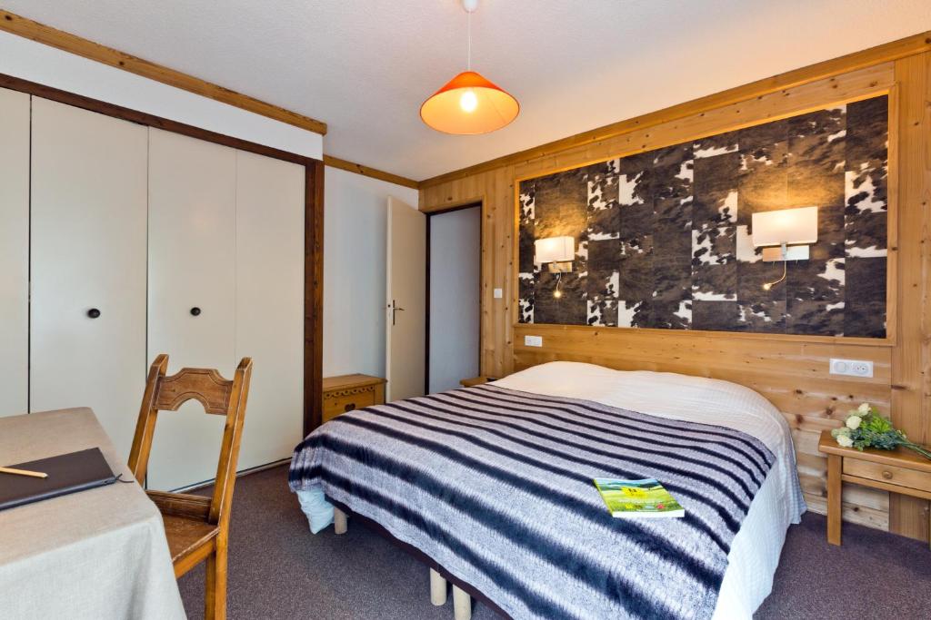Postel nebo postele na pokoji v ubytování Logis Hotel Gai Soleil
