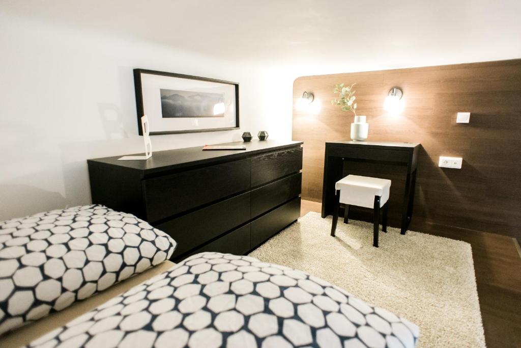 ブダペストにあるDiamond Apartmentのベッドルーム1室(ベッド1台、ドレッサー、椅子付)