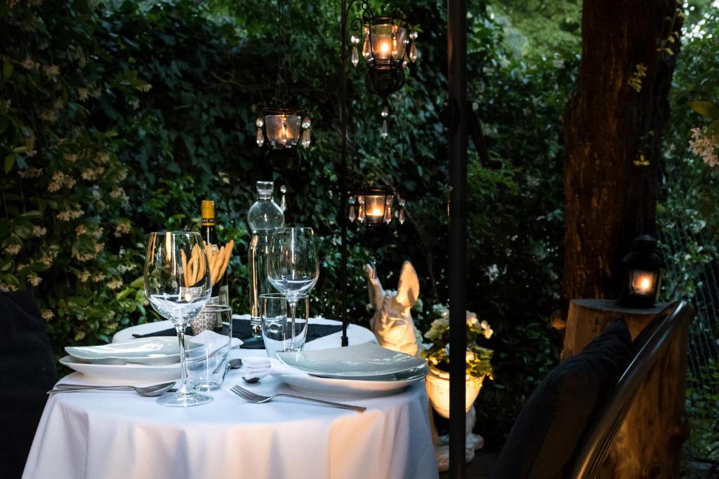 ボローニャにあるAmoboのワイングラスとウサギのテーブル