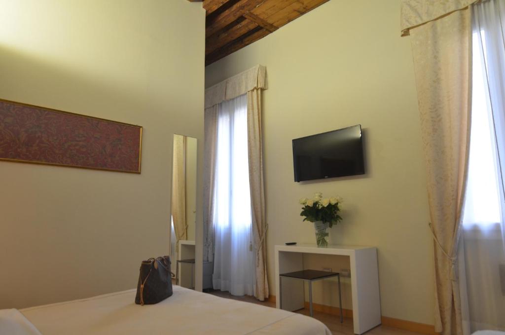 TV a/nebo společenská místnost v ubytování Albergo al Tiepolo